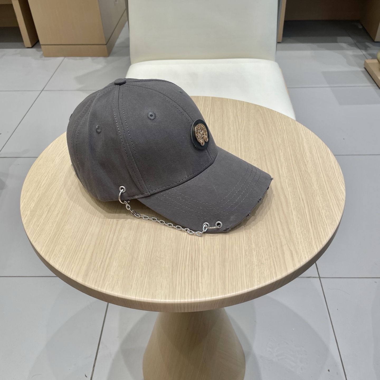  克罗心25春季新款棒球帽
这款帽子也太好看了！破洞设计增添了几分随性与不羁，无论搭配休闲装还是运动装都