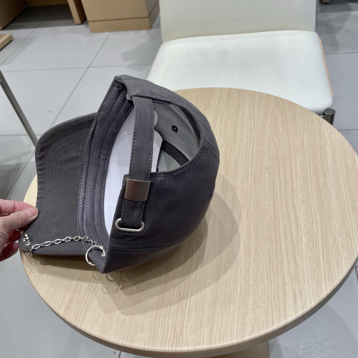  克罗心25春季新款棒球帽
这款帽子也太好看了！破洞设计增添了几分随性与不羁，无论搭配休闲装还是运动装都