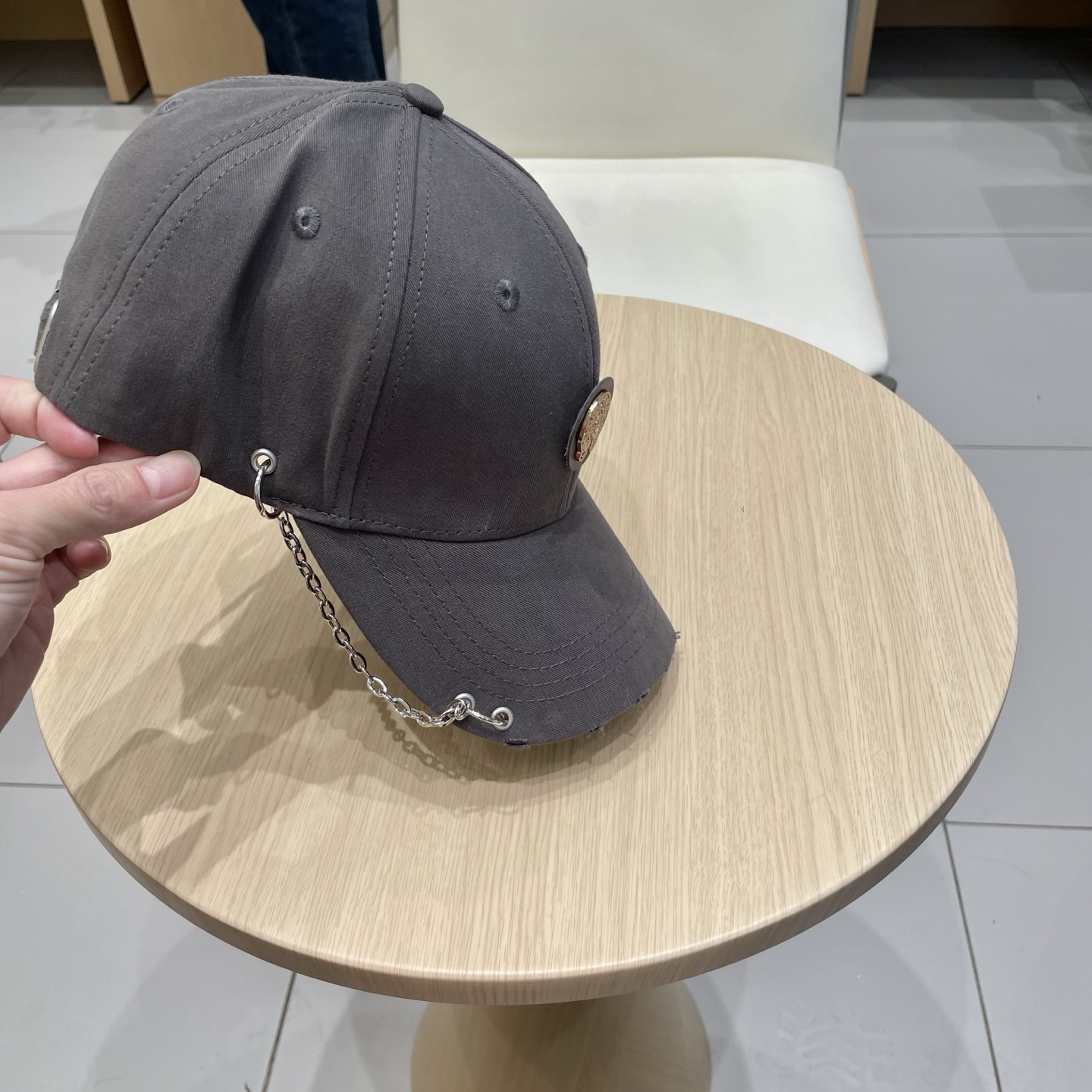  克罗心25春季新款棒球帽
这款帽子也太好看了！破洞设计增添了几分随性与不羁，无论搭配休闲装还是运动装都