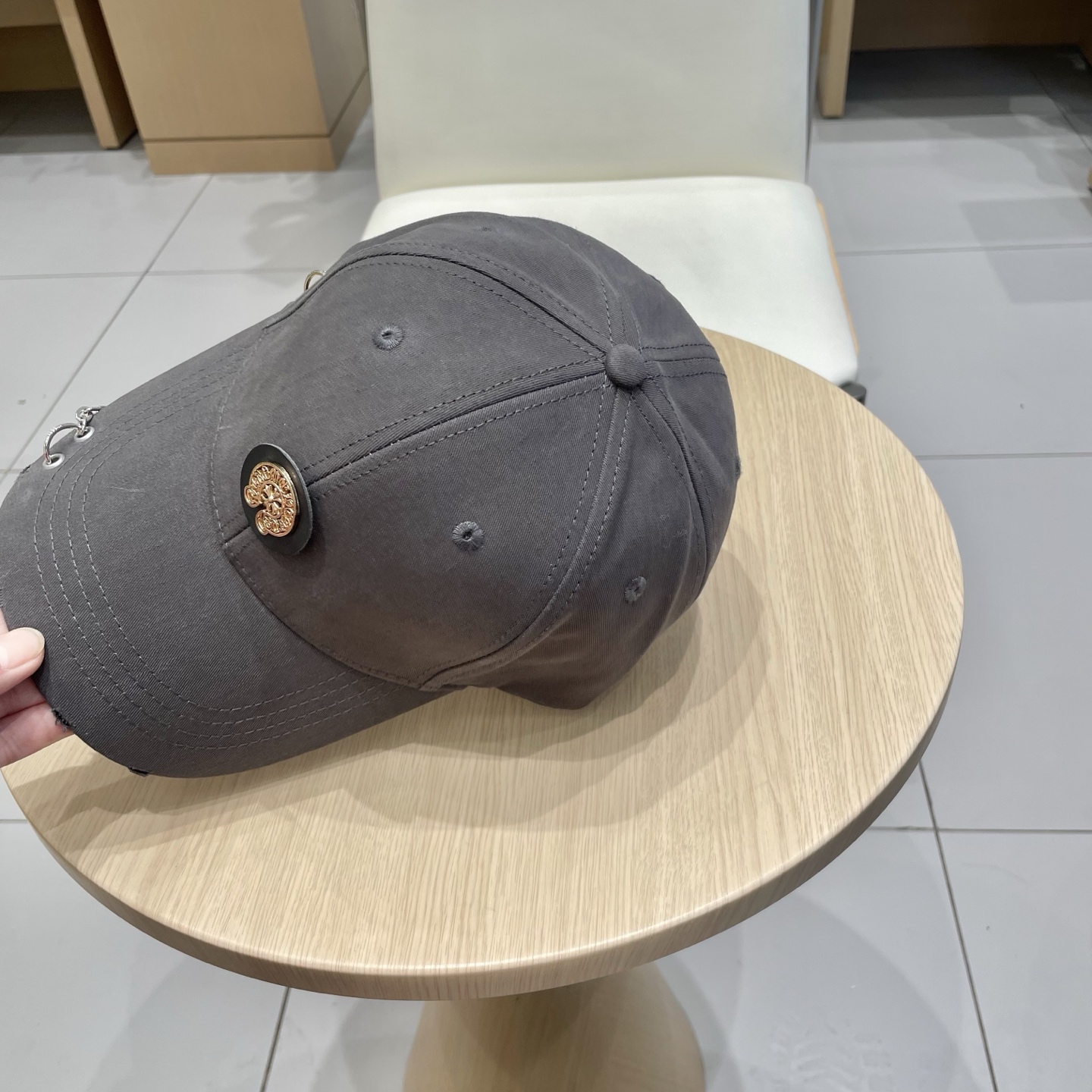  克罗心25春季新款棒球帽
这款帽子也太好看了！破洞设计增添了几分随性与不羁，无论搭配休闲装还是运动装都