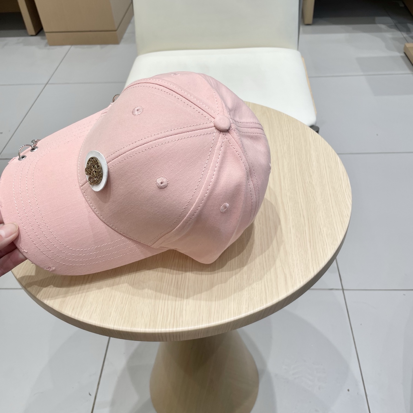  克罗心25春季新款棒球帽
这款帽子也太好看了！破洞设计增添了几分随性与不羁，无论搭配休闲装还是运动装都