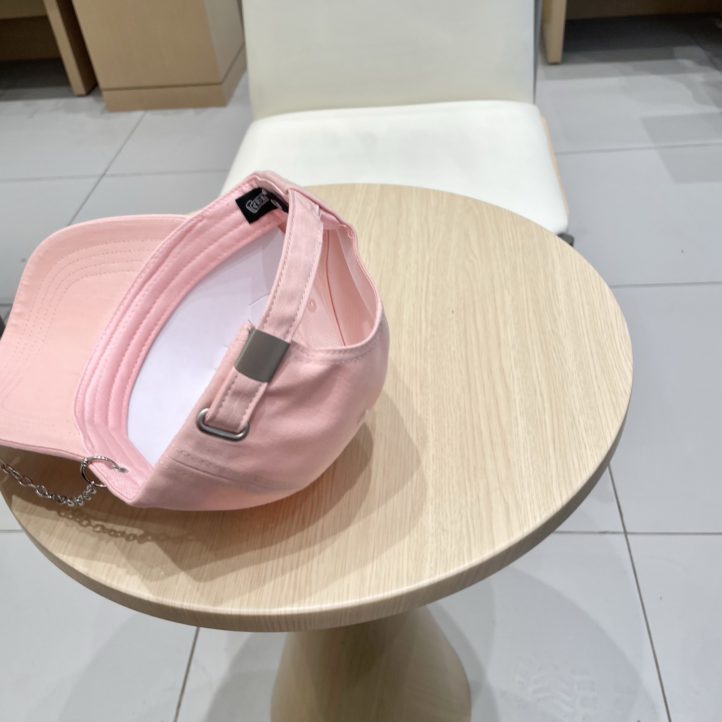  克罗心25春季新款棒球帽
这款帽子也太好看了！破洞设计增添了几分随性与不羁，无论搭配休闲装还是运动装都