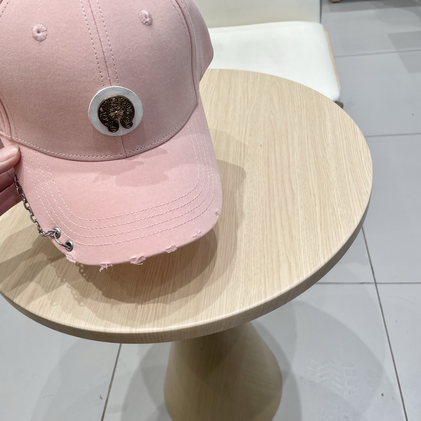  克罗心25春季新款棒球帽
这款帽子也太好看了！破洞设计增添了几分随性与不羁，无论搭配休闲装还是运动装都