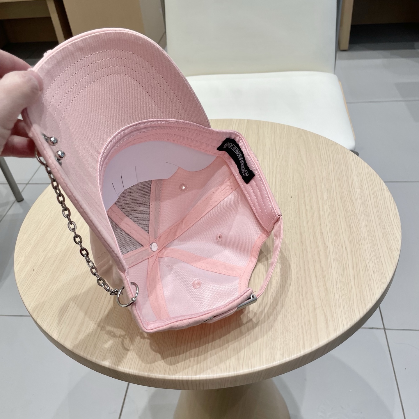  克罗心25春季新款棒球帽
这款帽子也太好看了！破洞设计增添了几分随性与不羁，无论搭配休闲装还是运动装都