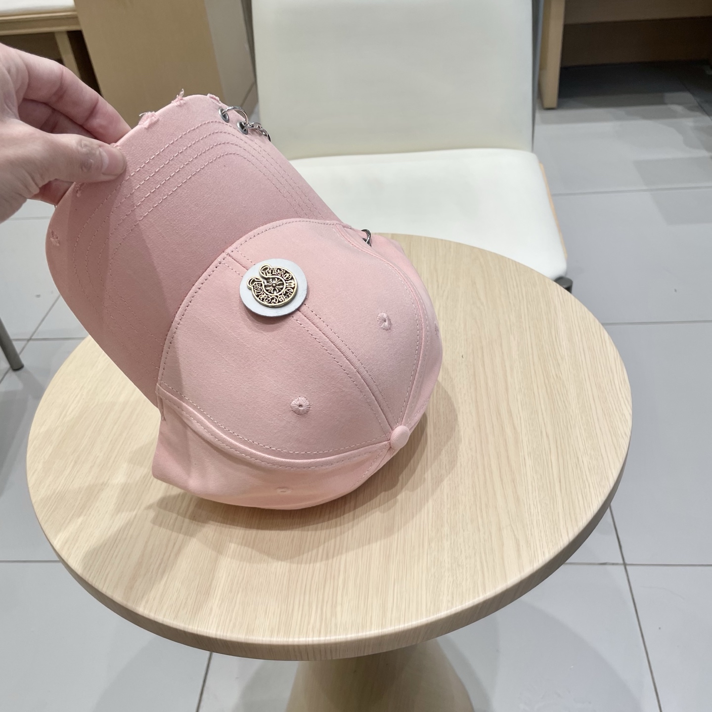  克罗心25春季新款棒球帽
这款帽子也太好看了！破洞设计增添了几分随性与不羁，无论搭配休闲装还是运动装都