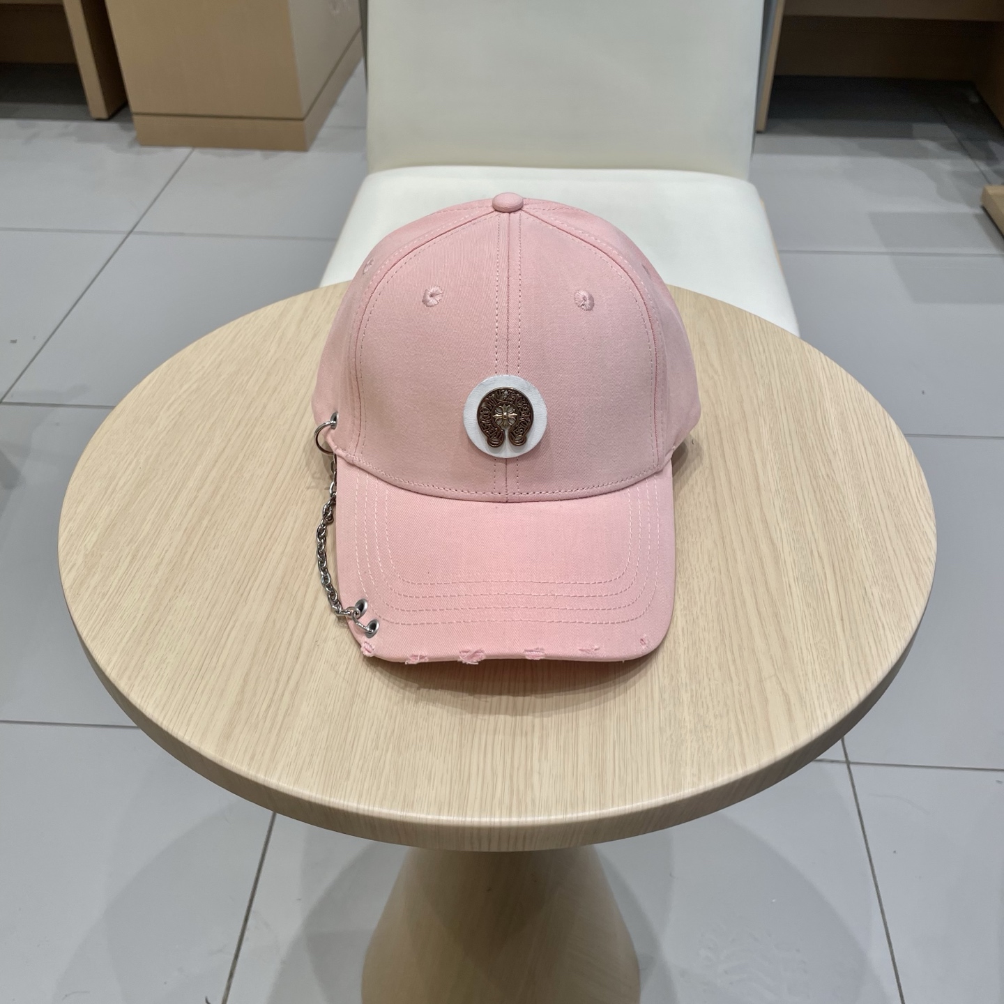  克罗心25春季新款棒球帽
这款帽子也太好看了！破洞设计增添了几分随性与不羁，无论搭配休闲装还是运动装都