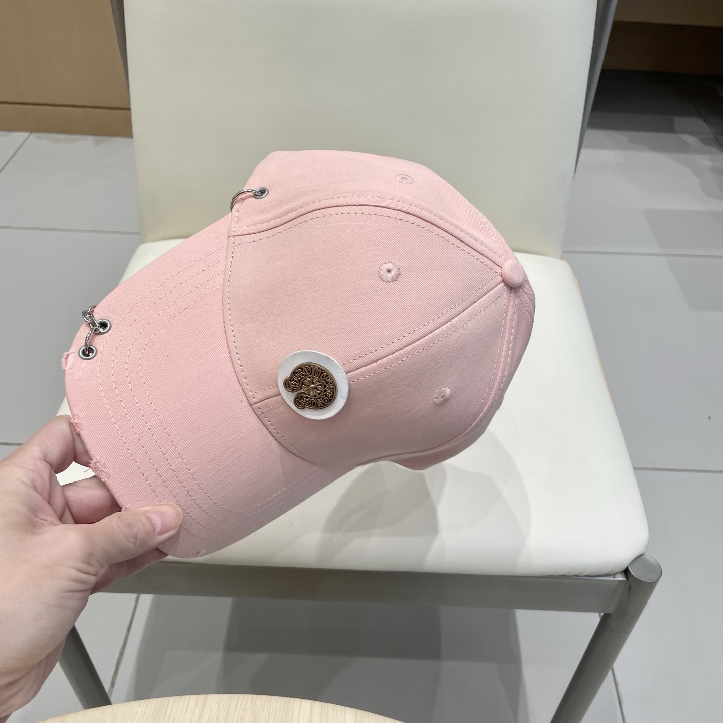  克罗心25春季新款棒球帽
这款帽子也太好看了！破洞设计增添了几分随性与不羁，无论搭配休闲装还是运动装都