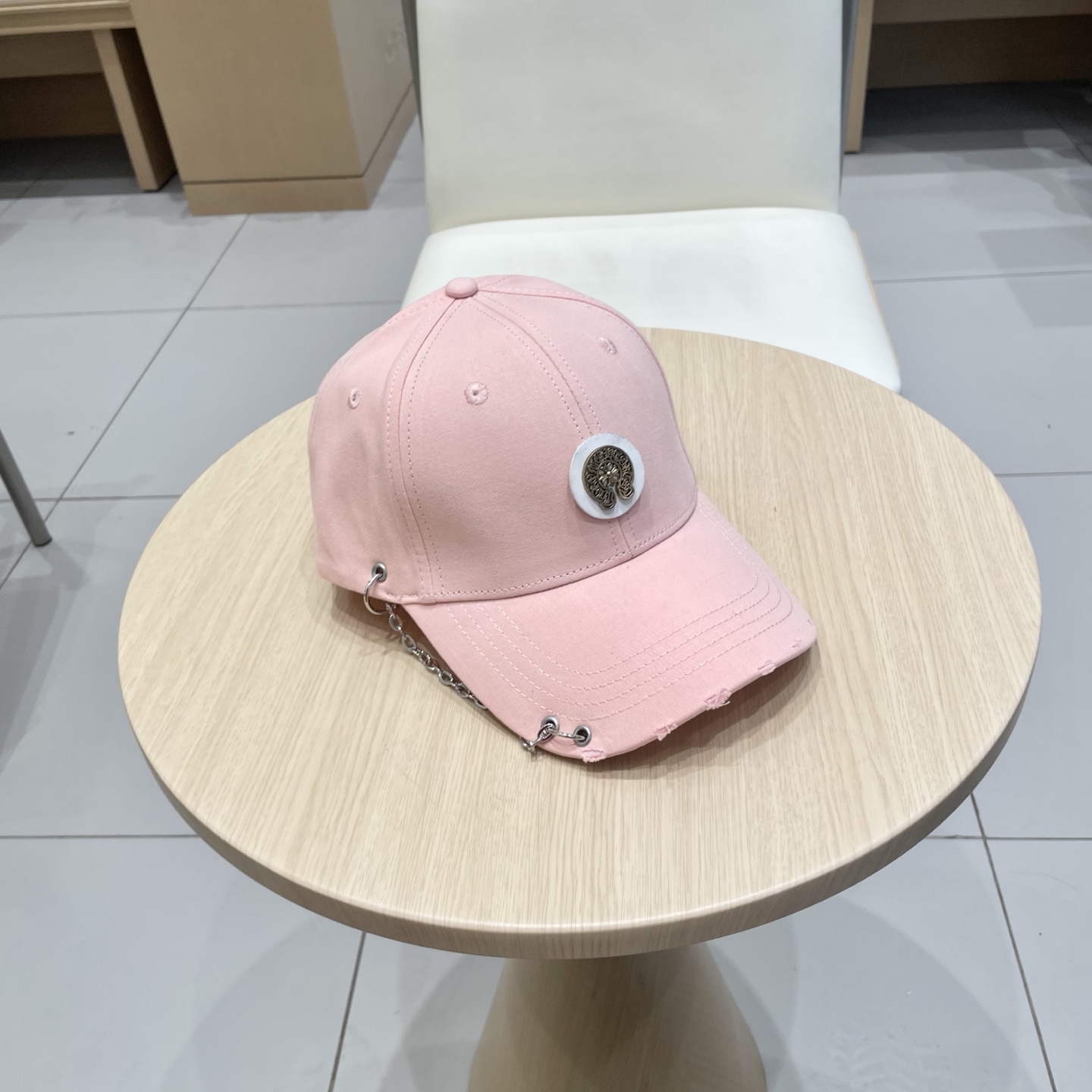  克罗心25春季新款棒球帽
这款帽子也太好看了！破洞设计增添了几分随性与不羁，无论搭配休闲装还是运动装都