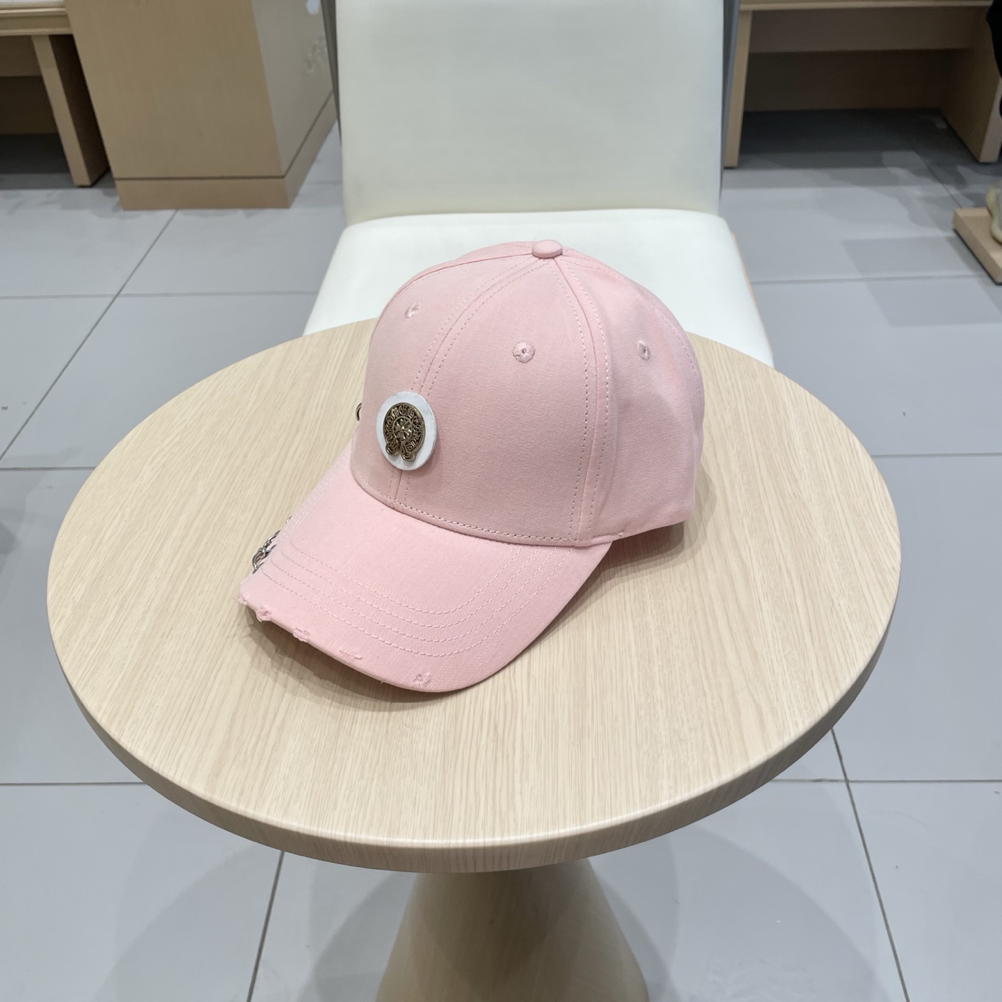  克罗心25春季新款棒球帽
这款帽子也太好看了！破洞设计增添了几分随性与不羁，无论搭配休闲装还是运动装都