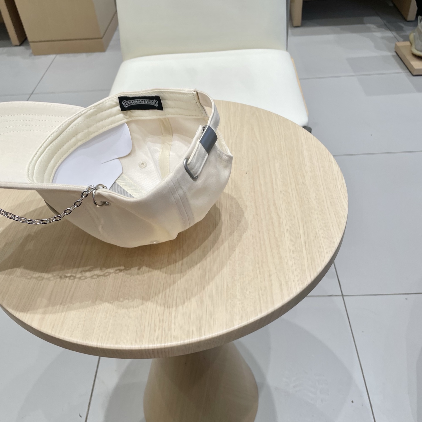  克罗心25春季新款棒球帽
这款帽子也太好看了！破洞设计增添了几分随性与不羁，无论搭配休闲装还是运动装都