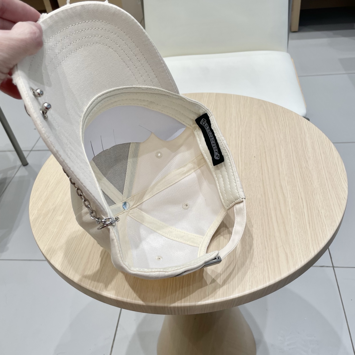  克罗心25春季新款棒球帽
这款帽子也太好看了！破洞设计增添了几分随性与不羁，无论搭配休闲装还是运动装都