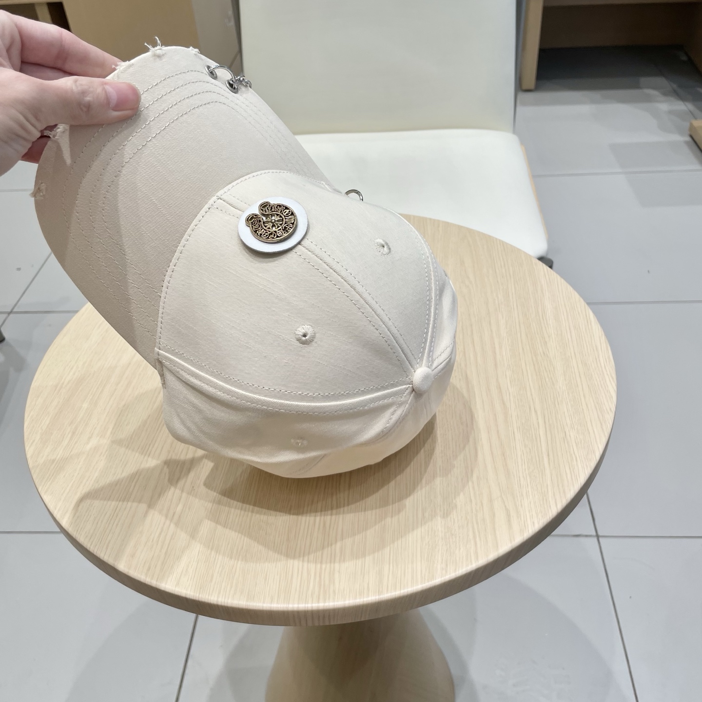  克罗心25春季新款棒球帽
这款帽子也太好看了！破洞设计增添了几分随性与不羁，无论搭配休闲装还是运动装都