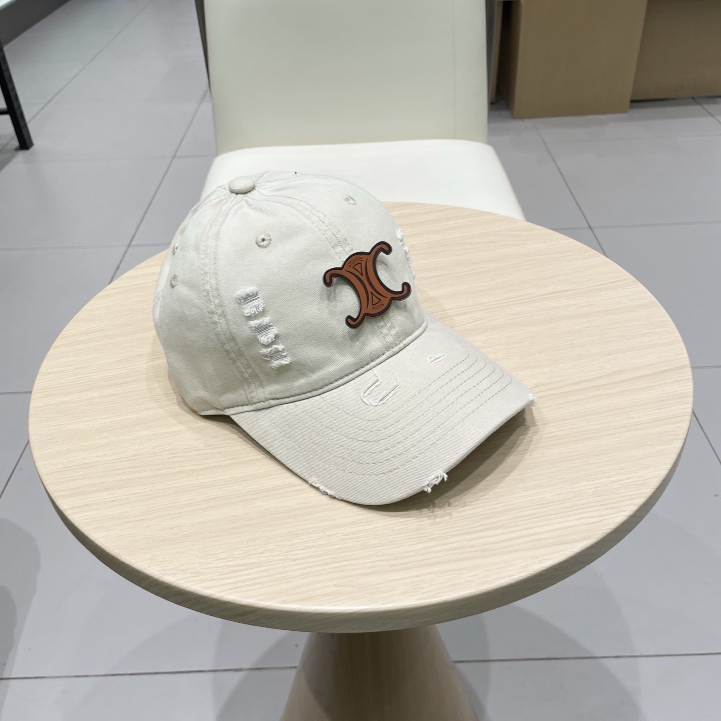   CELINE（塞琳）棒球帽🧢
必须要拥有这样一款帽子。
简简单单但很有辨识度 走在人群中一眼就能吸引
