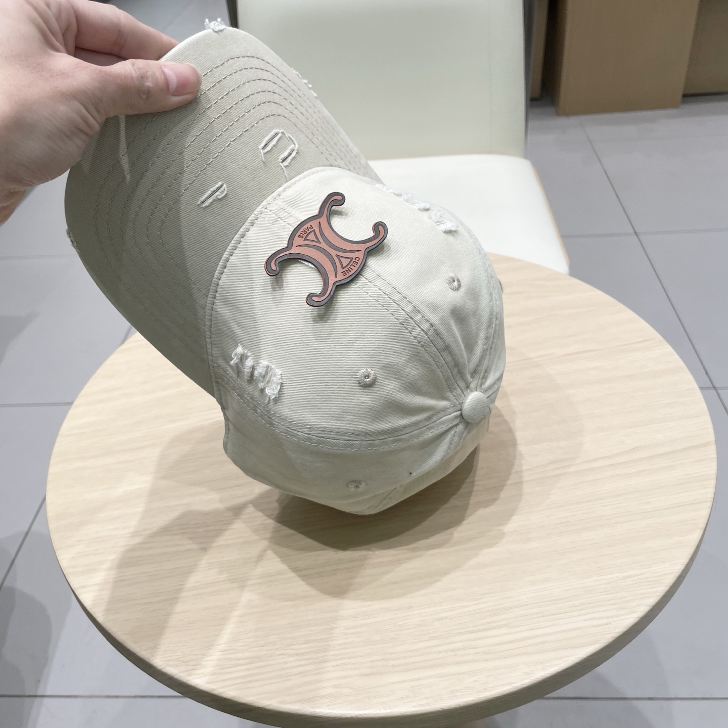   CELINE（塞琳）棒球帽🧢
必须要拥有这样一款帽子。
简简单单但很有辨识度 走在人群中一眼就能吸引