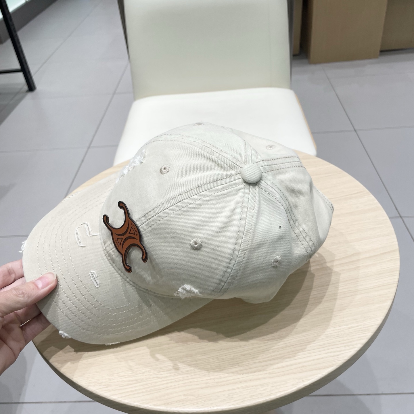   CELINE（塞琳）棒球帽🧢
必须要拥有这样一款帽子。
简简单单但很有辨识度 走在人群中一眼就能吸引
