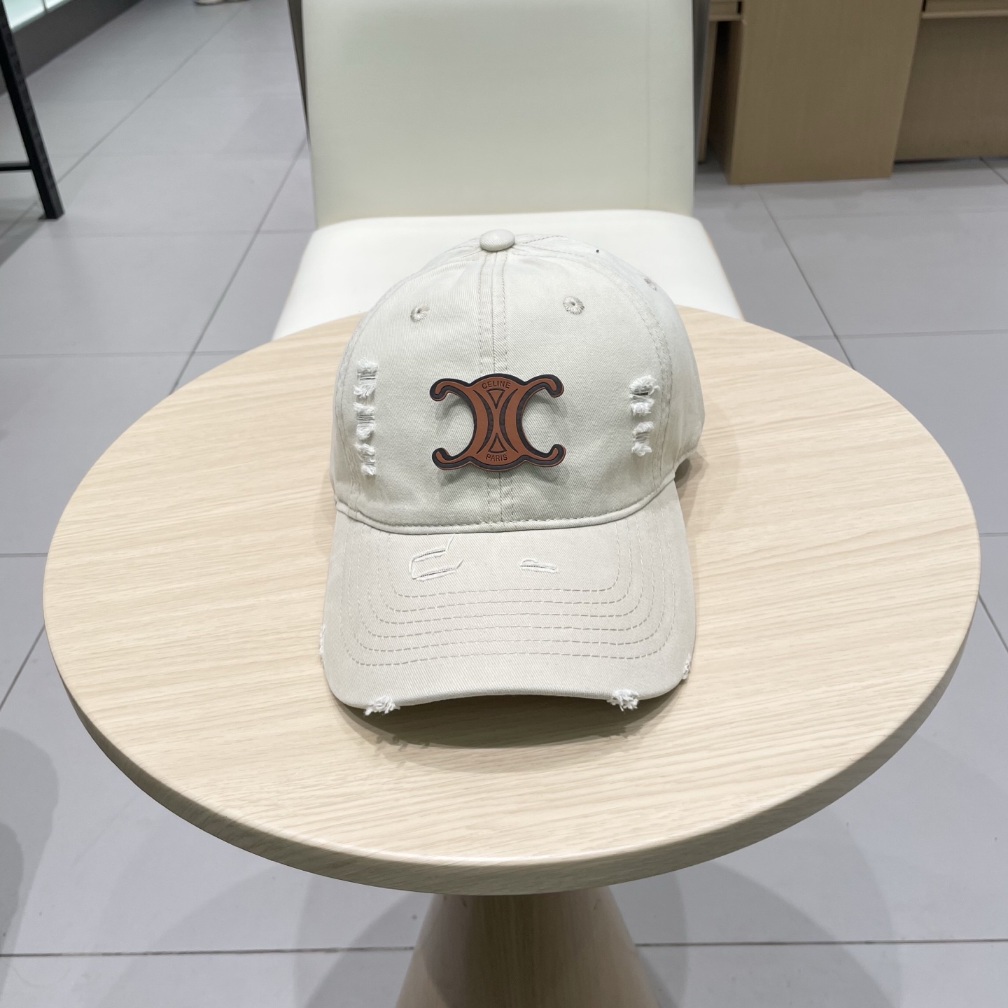   CELINE（塞琳）棒球帽🧢
必须要拥有这样一款帽子。
简简单单但很有辨识度 走在人群中一眼就能吸引