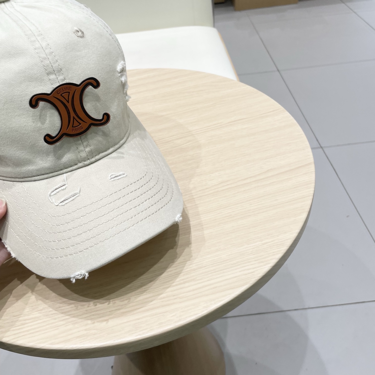   CELINE（塞琳）棒球帽🧢
必须要拥有这样一款帽子。
简简单单但很有辨识度 走在人群中一眼就能吸引