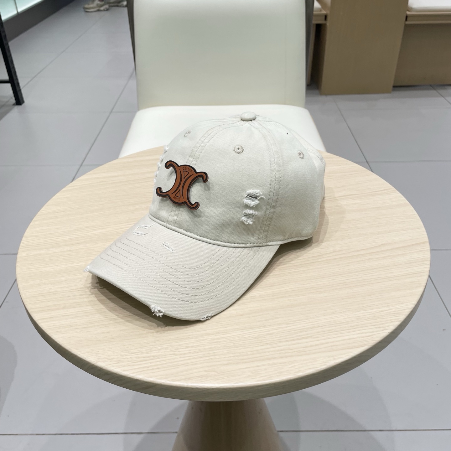  CELINE（塞琳）棒球帽🧢
必须要拥有这样一款帽子。
简简单单但很有辨识度 走在人群中一眼就能吸引