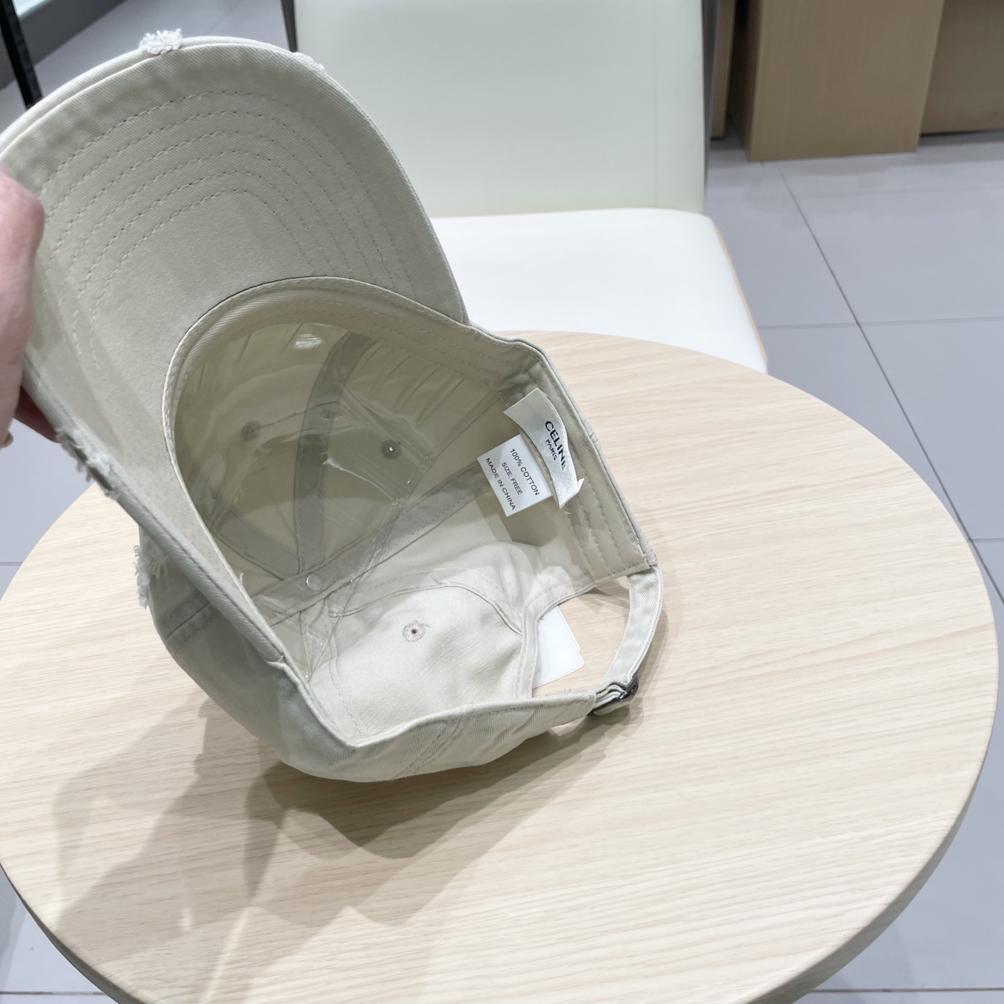   CELINE（塞琳）棒球帽🧢
必须要拥有这样一款帽子。
简简单单但很有辨识度 走在人群中一眼就能吸引