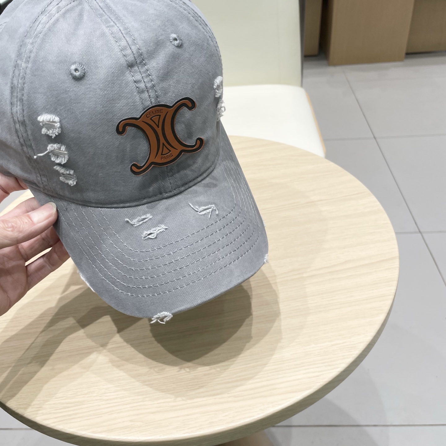   CELINE（塞琳）棒球帽🧢
必须要拥有这样一款帽子。
简简单单但很有辨识度 走在人群中一眼就能吸引