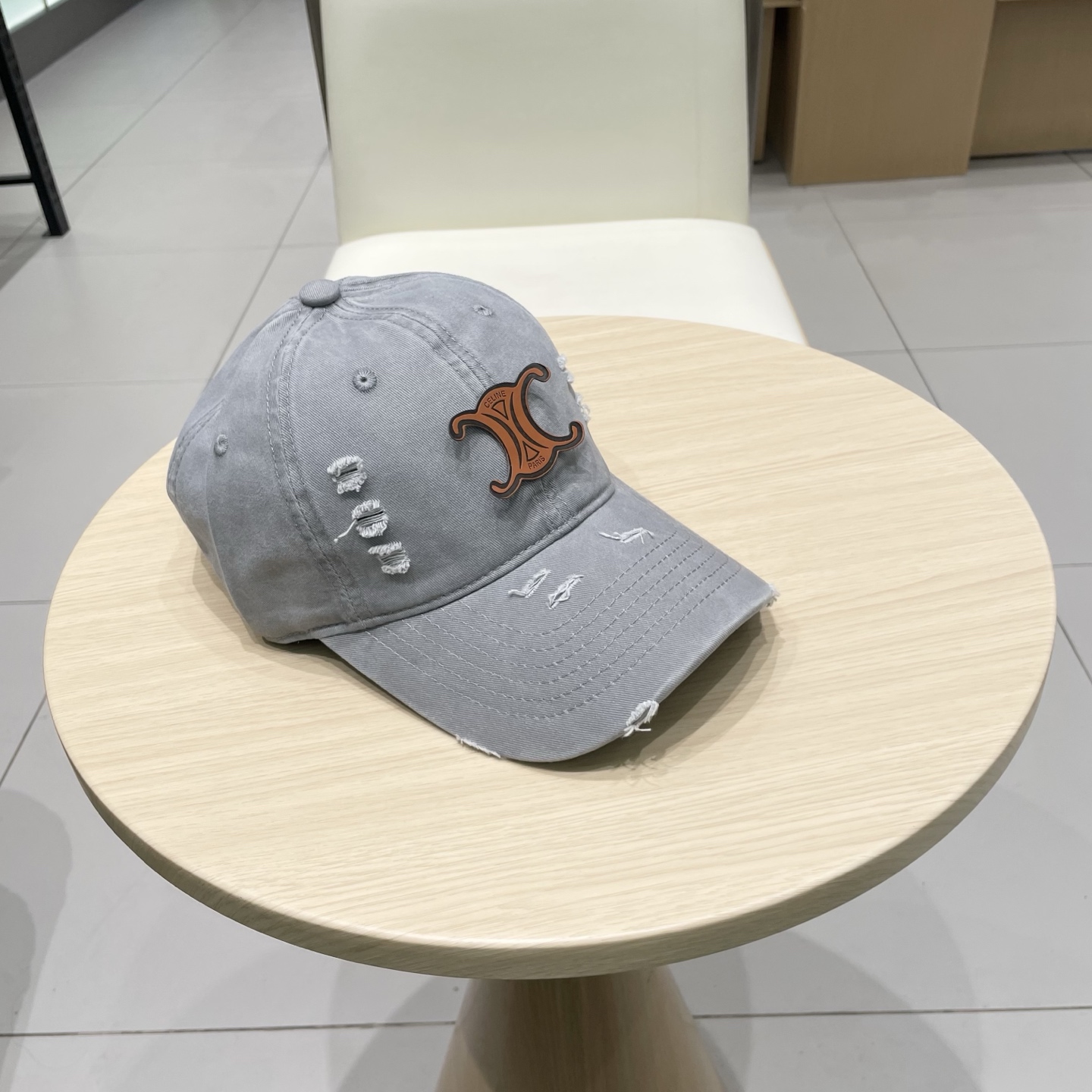   CELINE（塞琳）棒球帽🧢
必须要拥有这样一款帽子。
简简单单但很有辨识度 走在人群中一眼就能吸引
