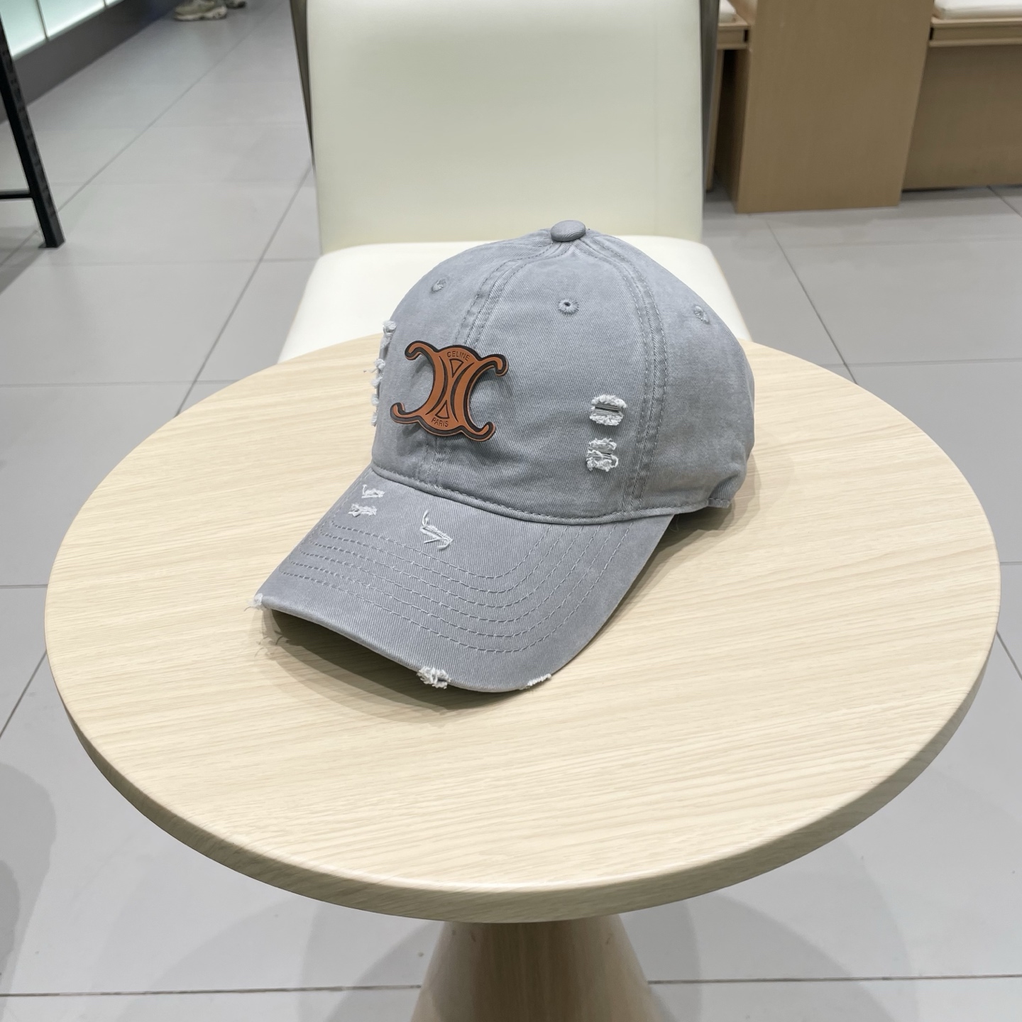   CELINE（塞琳）棒球帽🧢
必须要拥有这样一款帽子。
简简单单但很有辨识度 走在人群中一眼就能吸引