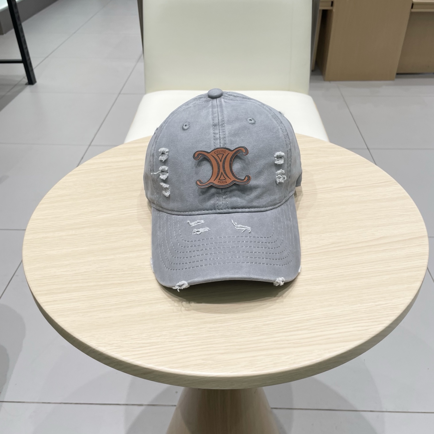   CELINE（塞琳）棒球帽🧢
必须要拥有这样一款帽子。
简简单单但很有辨识度 走在人群中一眼就能吸引