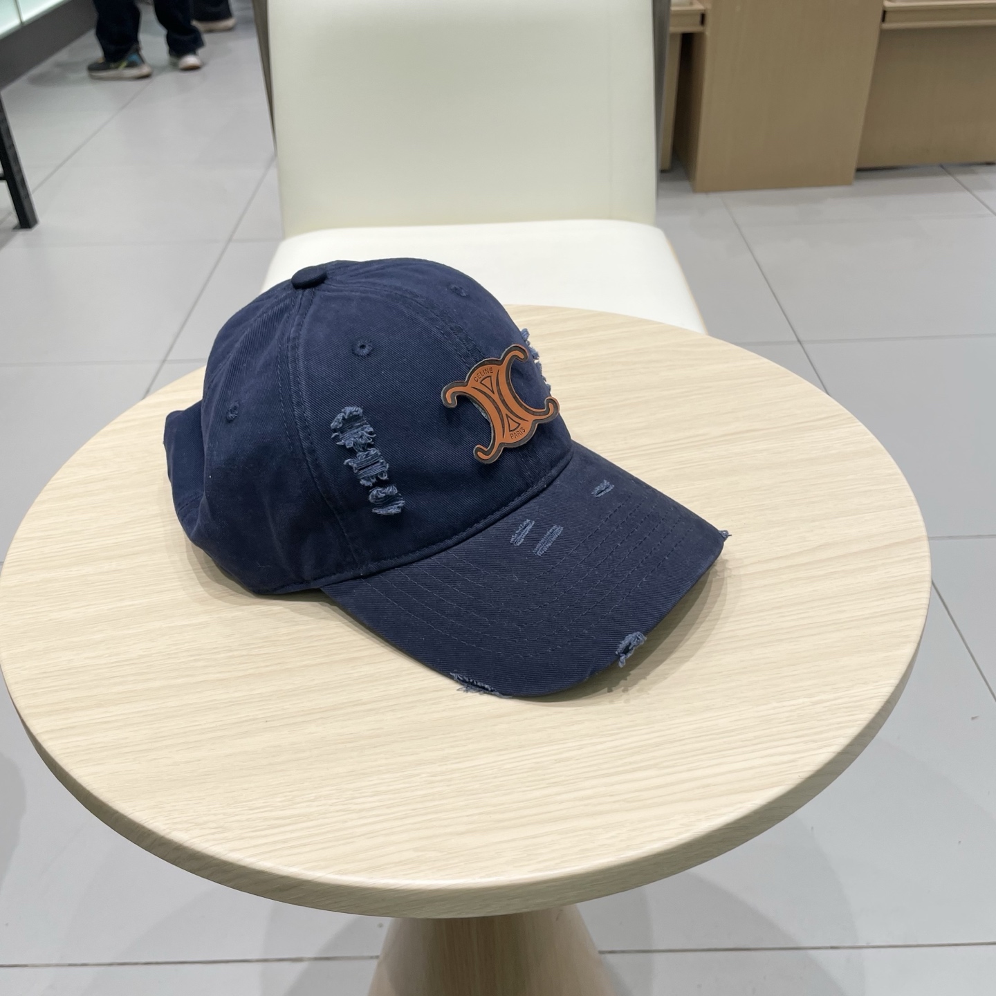   CELINE（塞琳）棒球帽🧢
必须要拥有这样一款帽子。
简简单单但很有辨识度 走在人群中一眼就能吸引