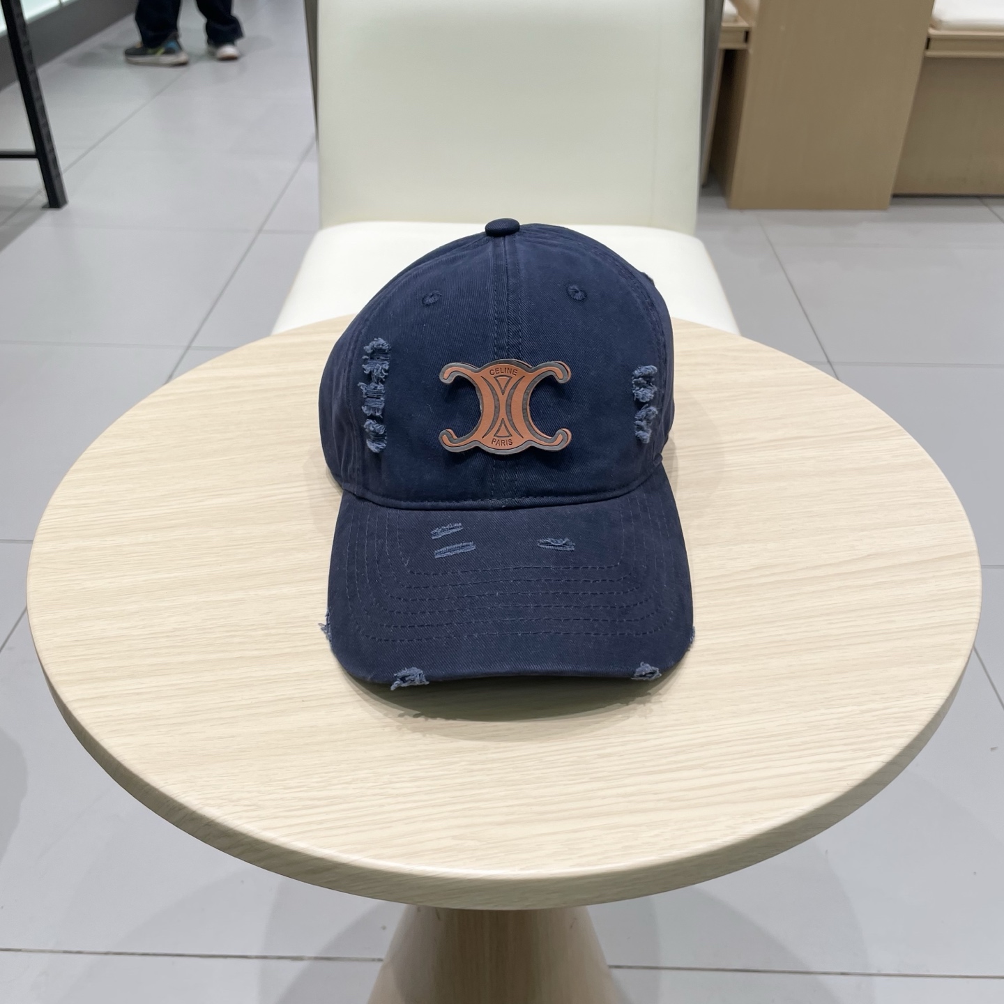   CELINE（塞琳）棒球帽🧢
必须要拥有这样一款帽子。
简简单单但很有辨识度 走在人群中一眼就能吸引