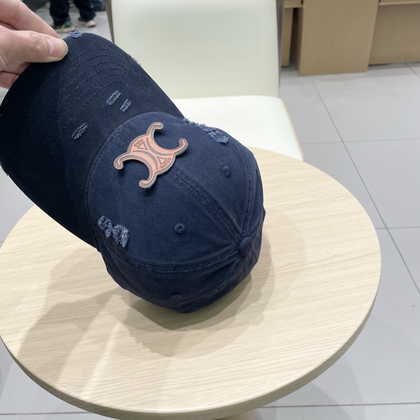   CELINE（塞琳）棒球帽🧢
必须要拥有这样一款帽子。
简简单单但很有辨识度 走在人群中一眼就能吸引
