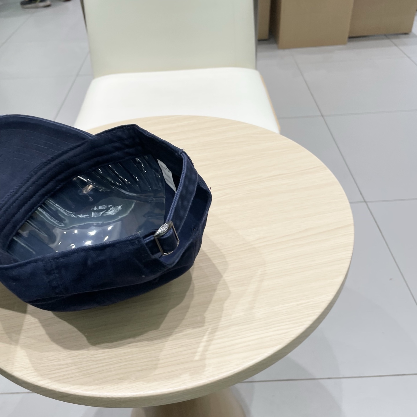   CELINE（塞琳）棒球帽🧢
必须要拥有这样一款帽子。
简简单单但很有辨识度 走在人群中一眼就能吸引