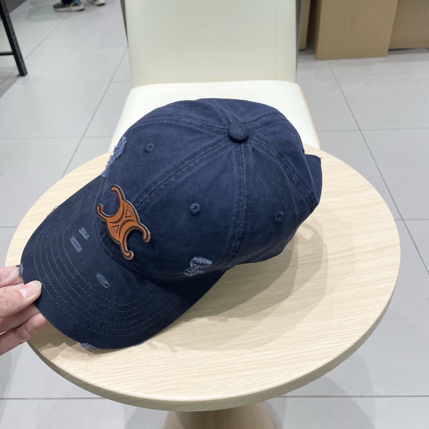   CELINE（塞琳）棒球帽🧢
必须要拥有这样一款帽子。
简简单单但很有辨识度 走在人群中一眼就能吸引