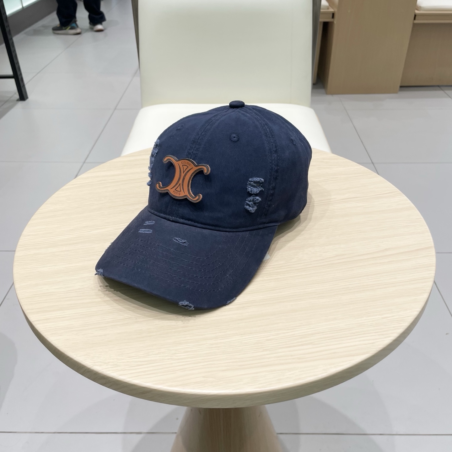   CELINE（塞琳）棒球帽🧢
必须要拥有这样一款帽子。
简简单单但很有辨识度 走在人群中一眼就能吸引