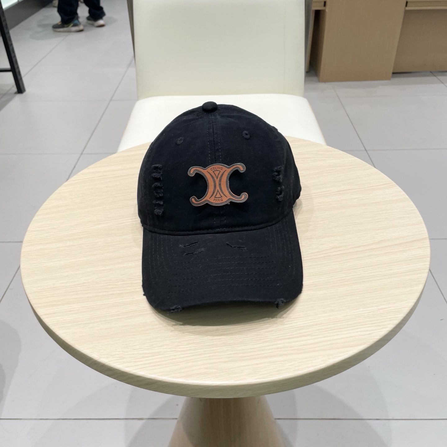   CELINE（塞琳）棒球帽🧢
必须要拥有这样一款帽子。
简简单单但很有辨识度 走在人群中一眼就能吸引