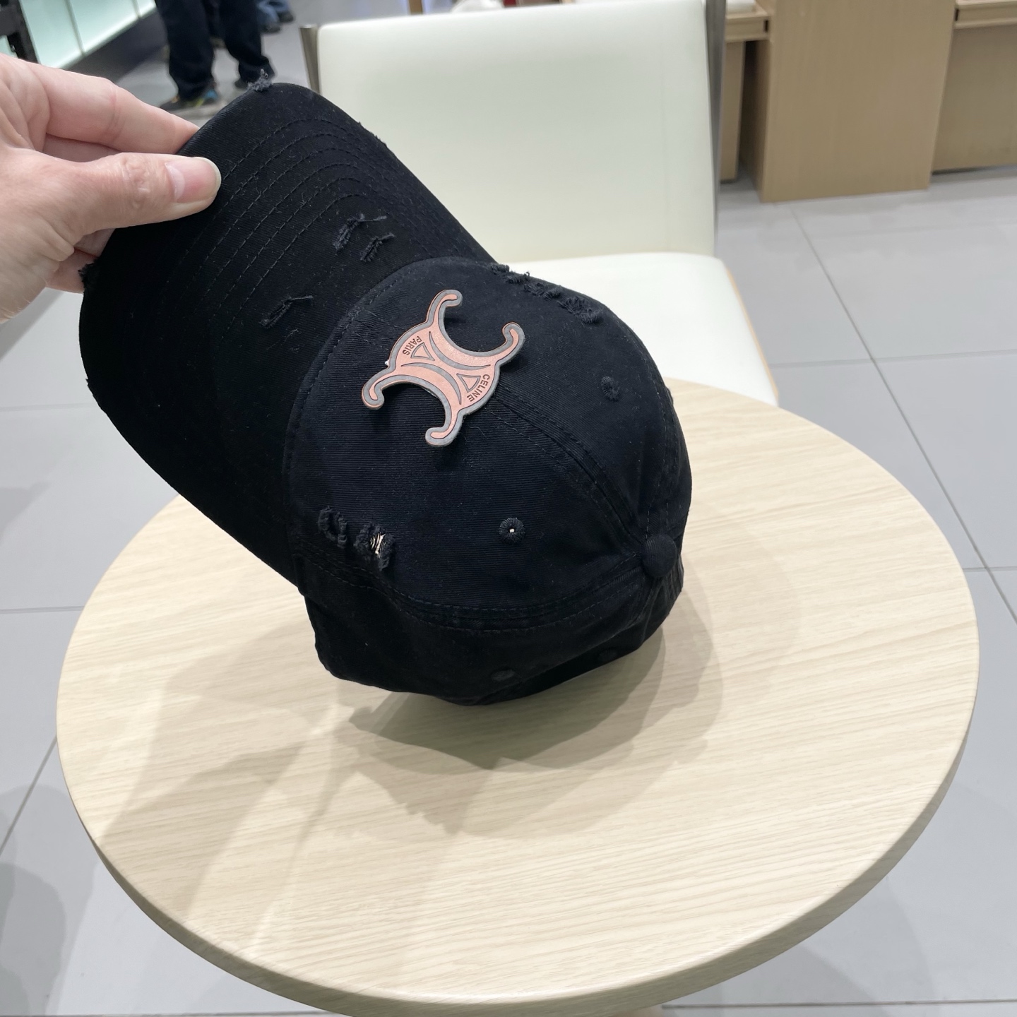   CELINE（塞琳）棒球帽🧢
必须要拥有这样一款帽子。
简简单单但很有辨识度 走在人群中一眼就能吸引