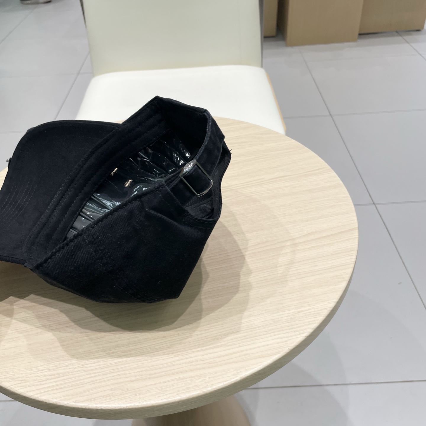   CELINE（塞琳）棒球帽🧢
必须要拥有这样一款帽子。
简简单单但很有辨识度 走在人群中一眼就能吸引