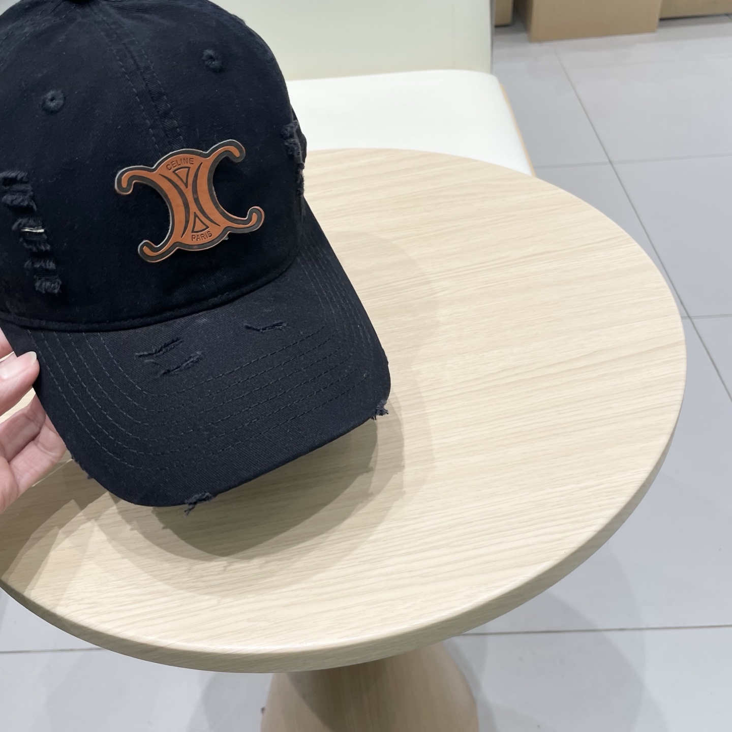   CELINE（塞琳）棒球帽🧢
必须要拥有这样一款帽子。
简简单单但很有辨识度 走在人群中一眼就能吸引