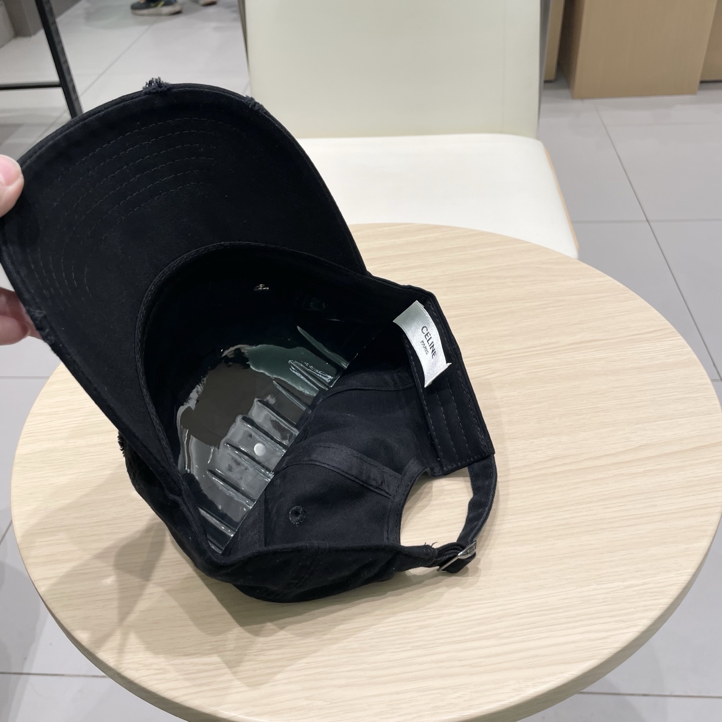   CELINE（塞琳）棒球帽🧢
必须要拥有这样一款帽子。
简简单单但很有辨识度 走在人群中一眼就能吸引