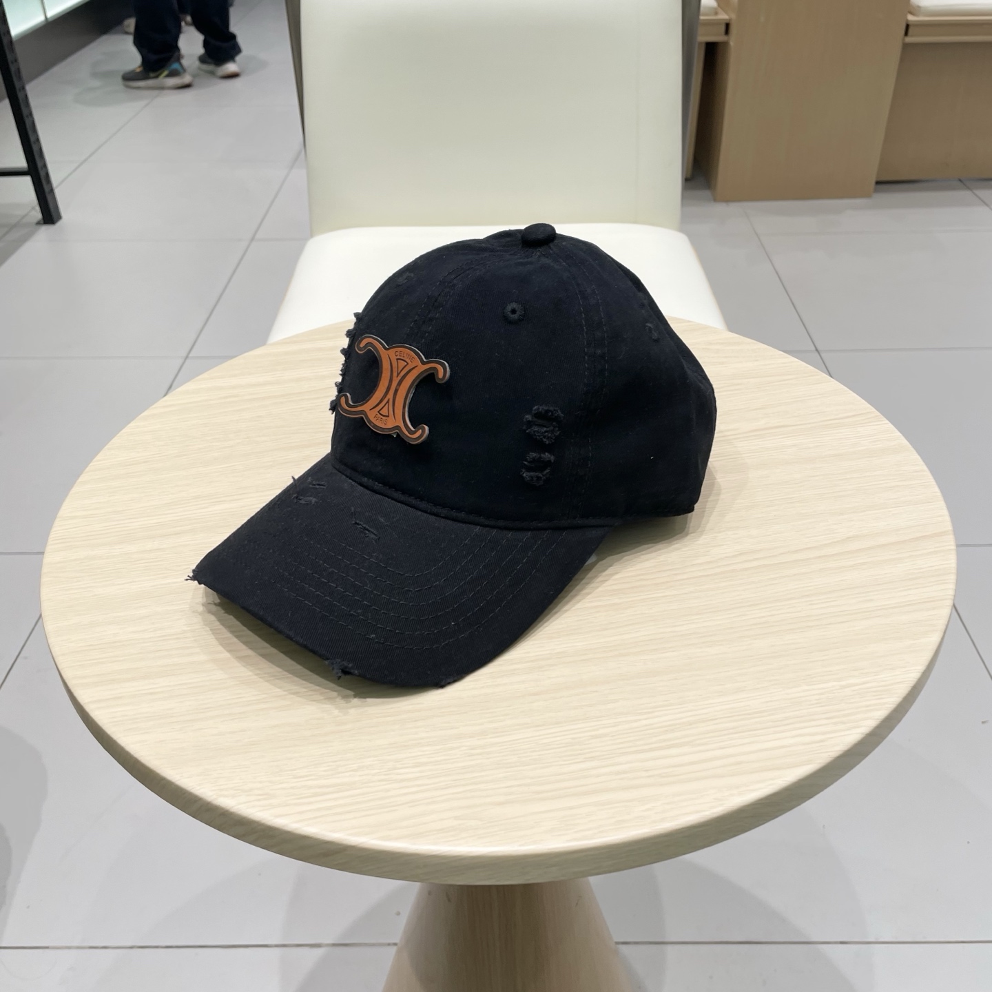   CELINE（塞琳）棒球帽🧢
必须要拥有这样一款帽子。
简简单单但很有辨识度 走在人群中一眼就能吸引