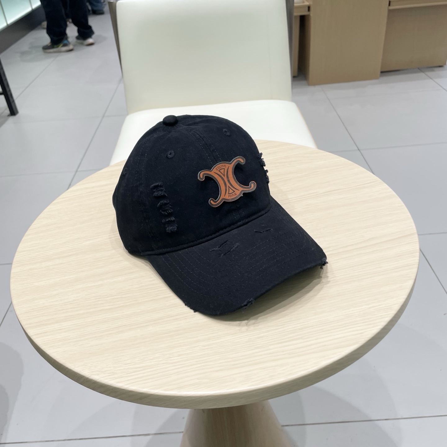   CELINE（塞琳）棒球帽🧢
必须要拥有这样一款帽子。
简简单单但很有辨识度 走在人群中一眼就能吸引