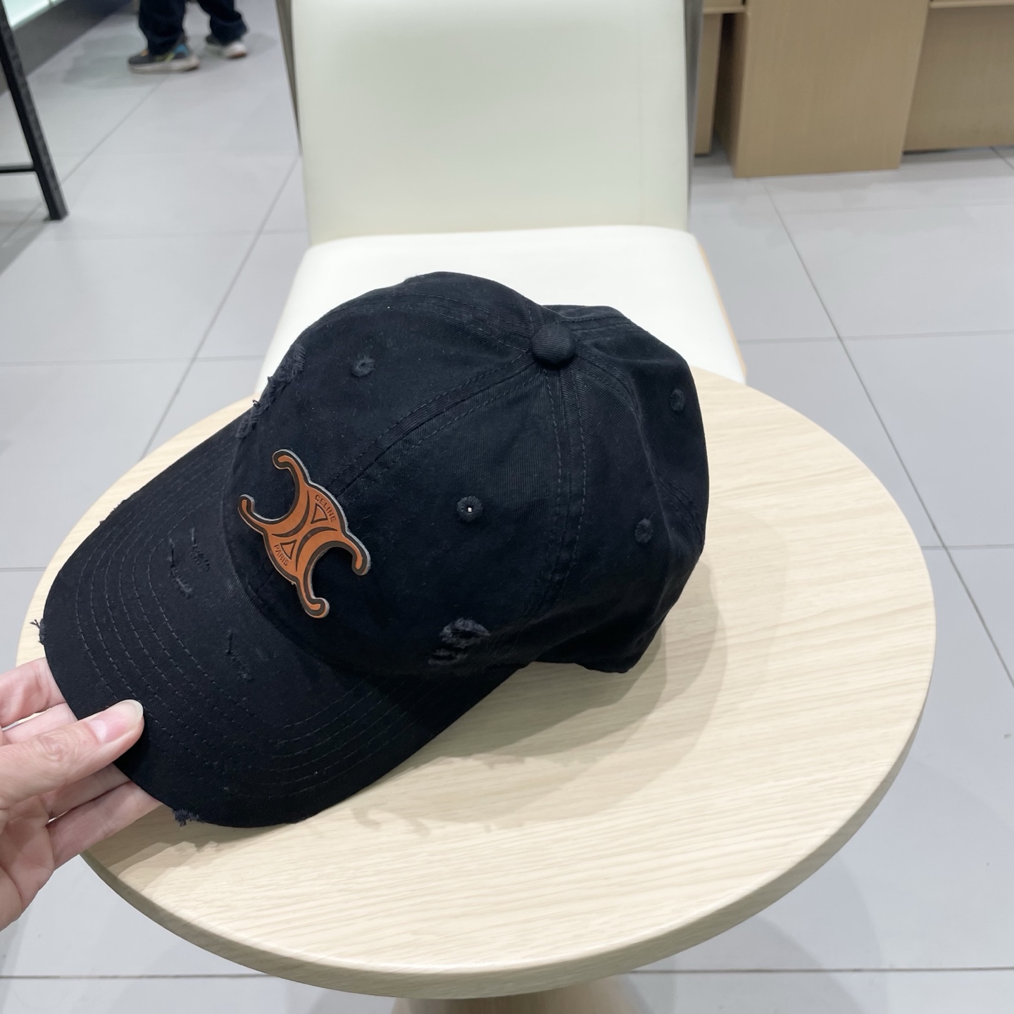   CELINE（塞琳）棒球帽🧢
必须要拥有这样一款帽子。
简简单单但很有辨识度 走在人群中一眼就能吸引