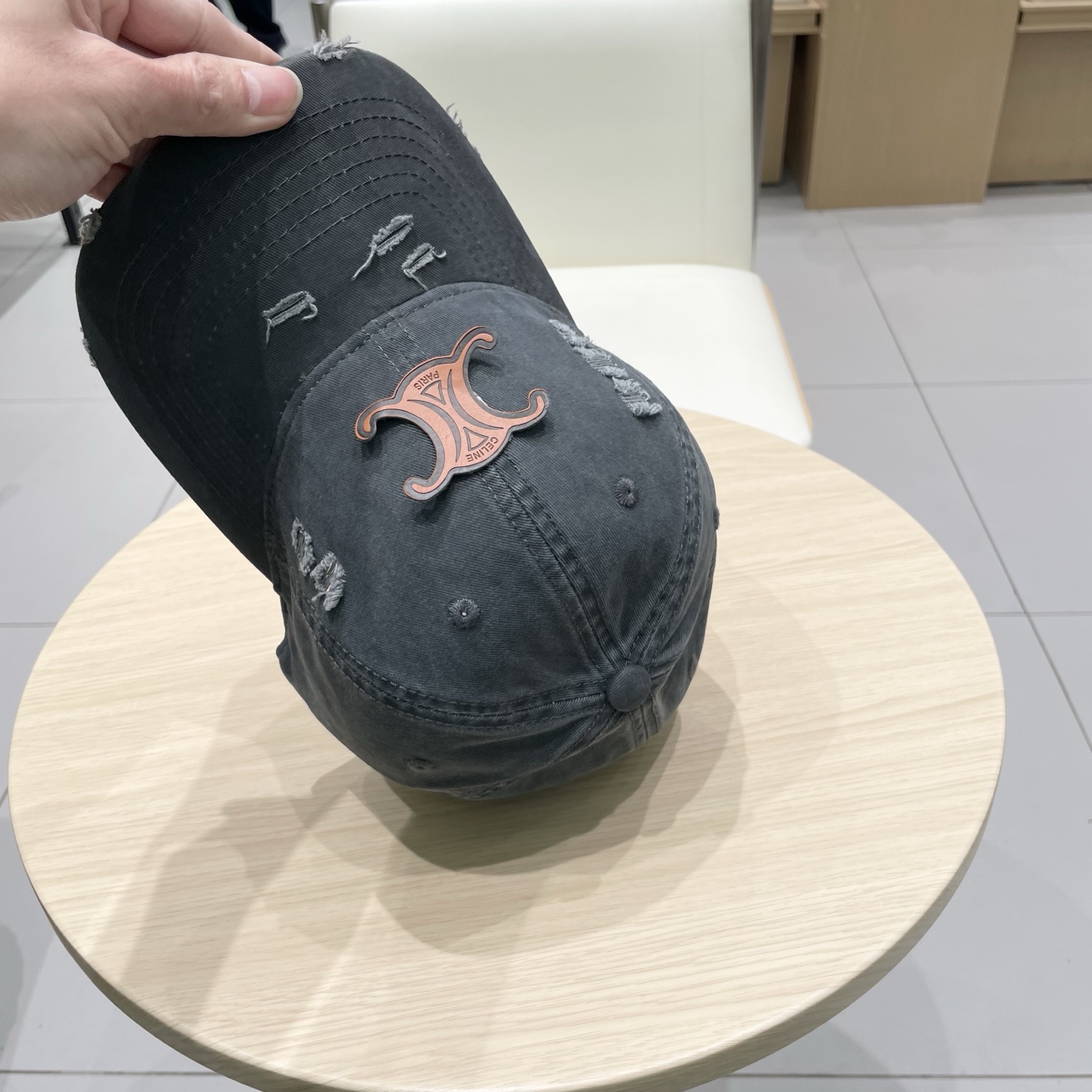   CELINE（塞琳）棒球帽🧢
必须要拥有这样一款帽子。
简简单单但很有辨识度 走在人群中一眼就能吸引
