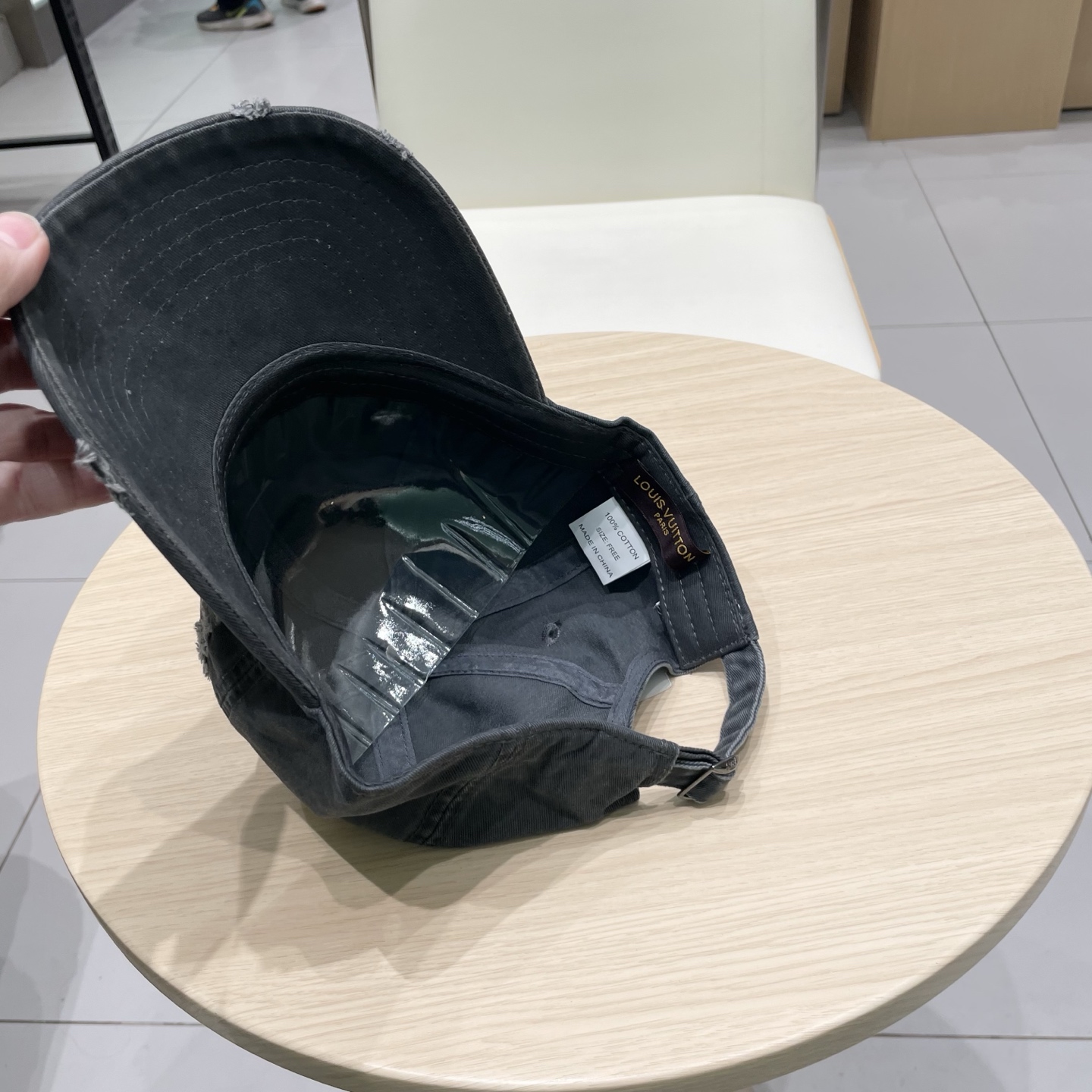   CELINE（塞琳）棒球帽🧢
必须要拥有这样一款帽子。
简简单单但很有辨识度 走在人群中一眼就能吸引