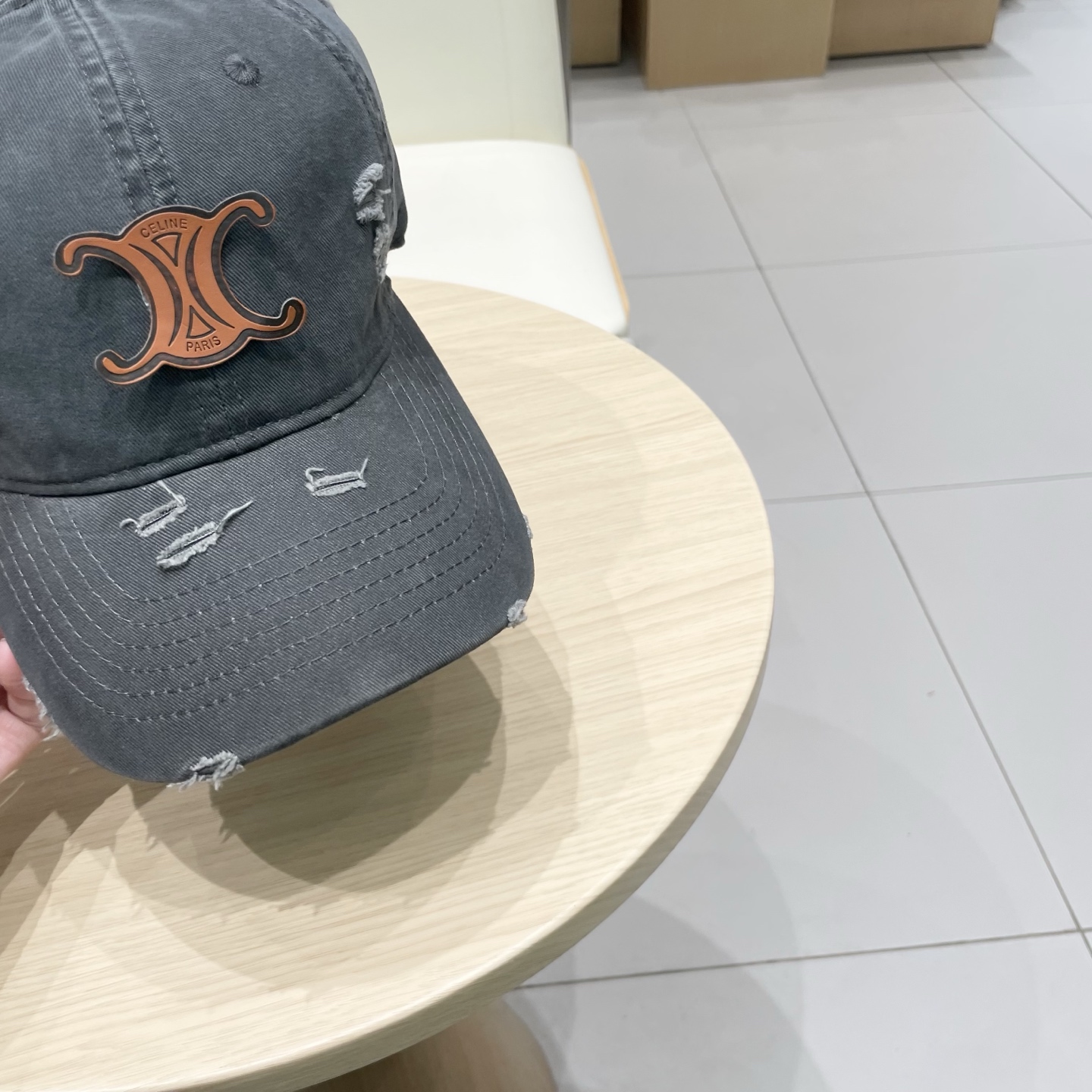   CELINE（塞琳）棒球帽🧢
必须要拥有这样一款帽子。
简简单单但很有辨识度 走在人群中一眼就能吸引