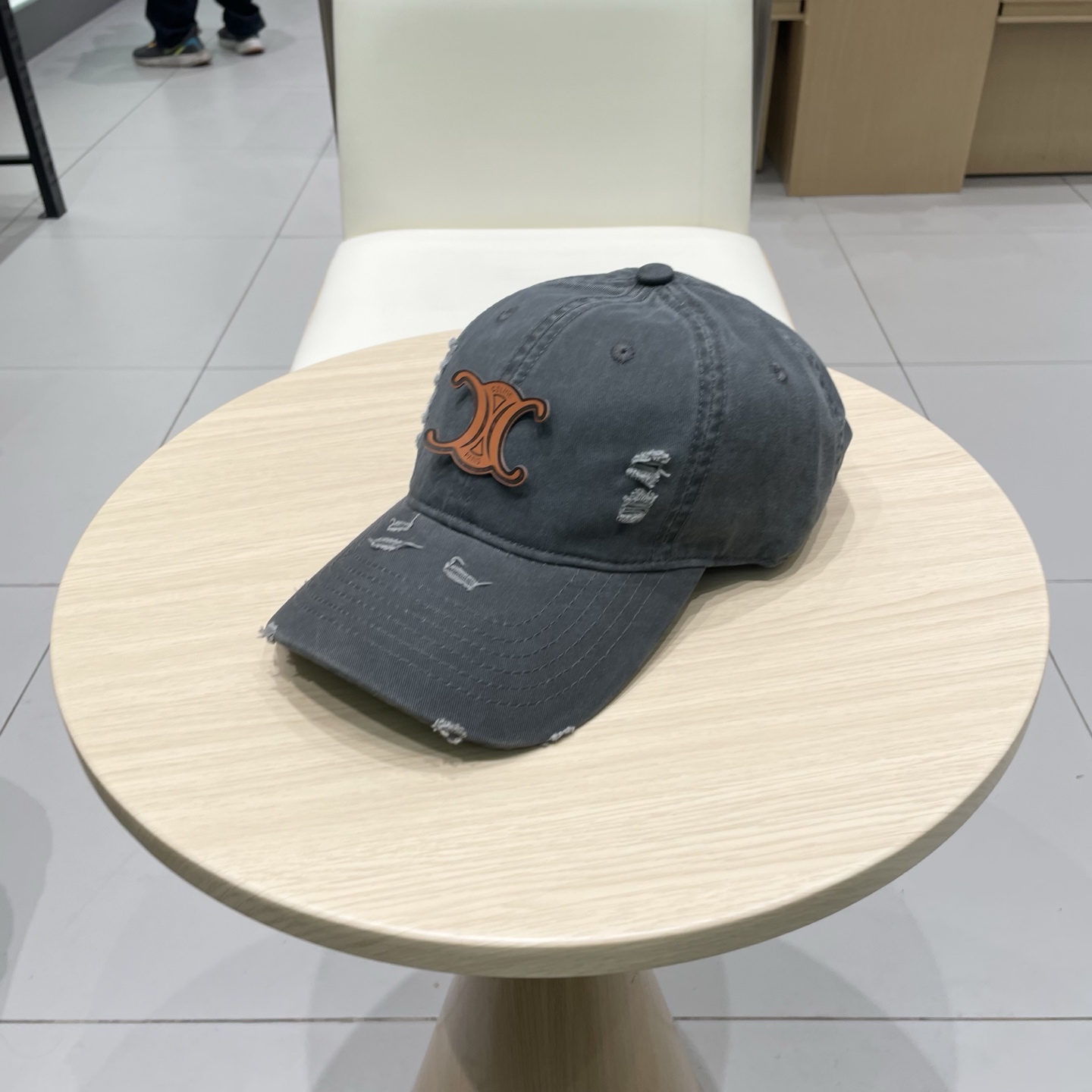   CELINE（塞琳）棒球帽🧢
必须要拥有这样一款帽子。
简简单单但很有辨识度 走在人群中一眼就能吸引