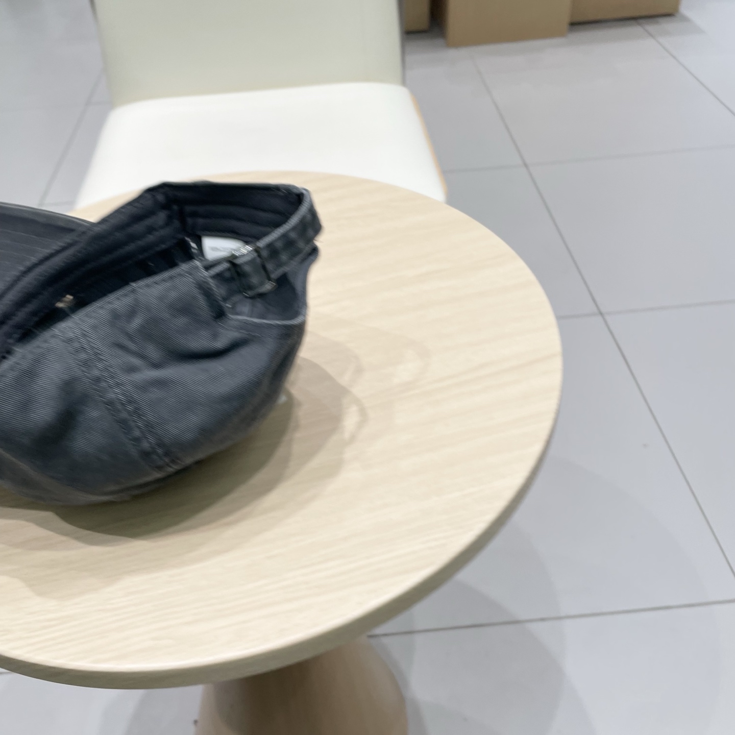   CELINE（塞琳）棒球帽🧢
必须要拥有这样一款帽子。
简简单单但很有辨识度 走在人群中一眼就能吸引