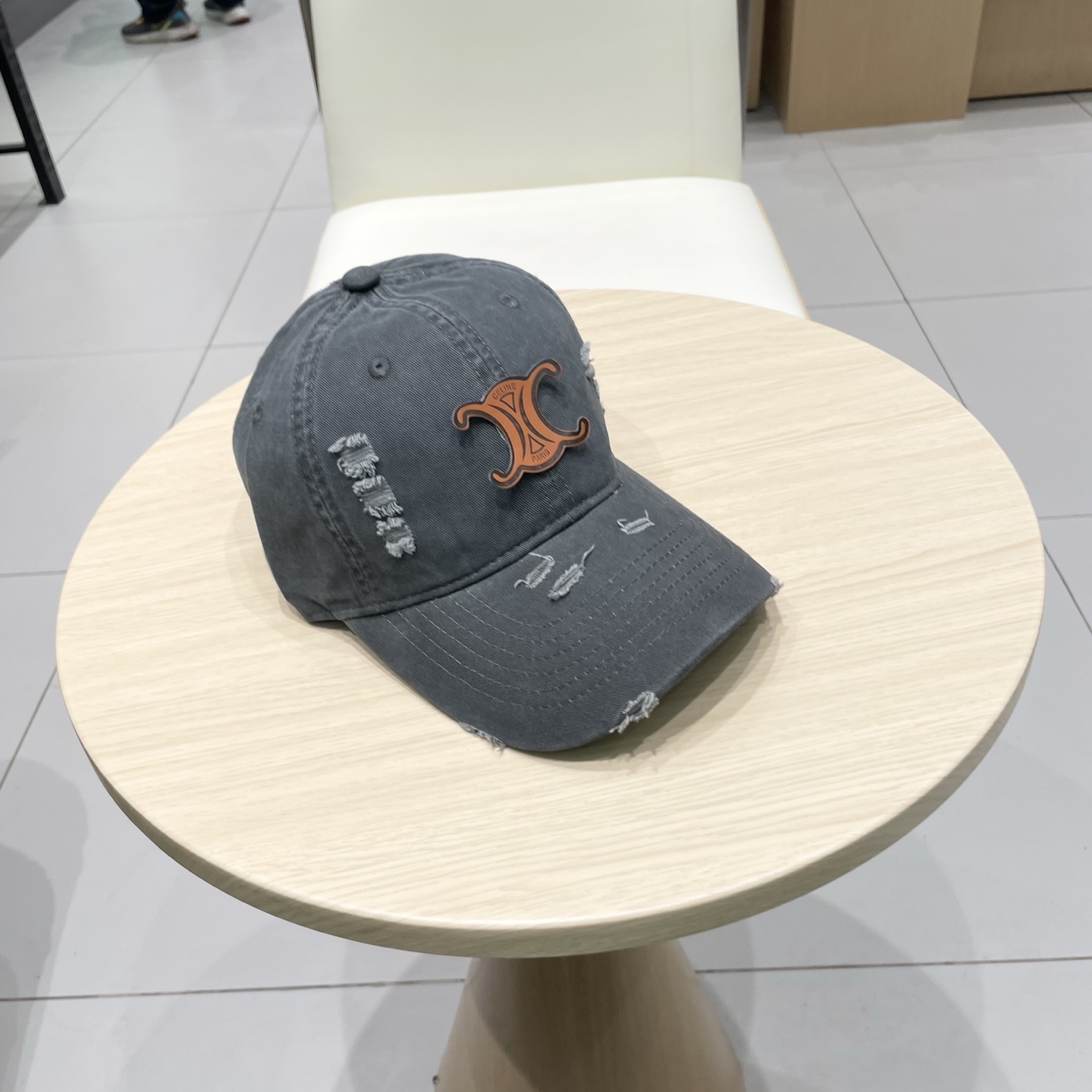  CELINE（塞琳）棒球帽🧢
必须要拥有这样一款帽子。
简简单单但很有辨识度 走在人群中一眼就能吸引