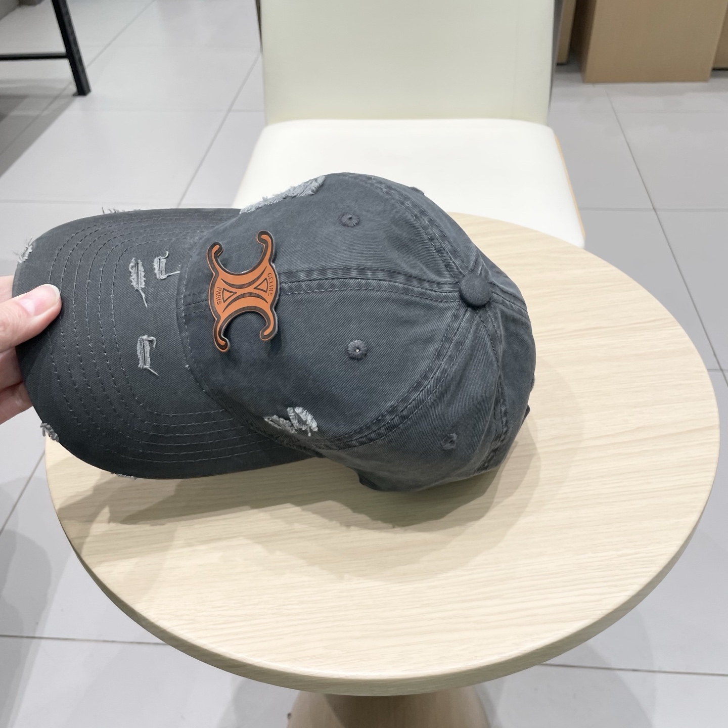   CELINE（塞琳）棒球帽🧢
必须要拥有这样一款帽子。
简简单单但很有辨识度 走在人群中一眼就能吸引