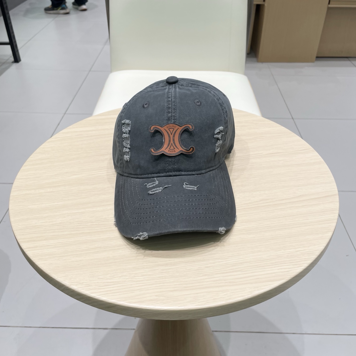   CELINE（塞琳）棒球帽🧢
必须要拥有这样一款帽子。
简简单单但很有辨识度 走在人群中一眼就能吸引
