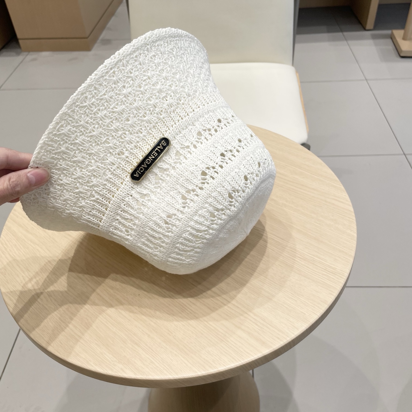  BALENCIAGA巴黎世家2025帽子女春夏新品纯色镂空遮阳渔夫帽时尚出游防晒盆帽显脸桶帽